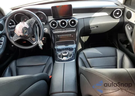 2017 Mercedes-Benz C 300 z USA, uszkodzony, nr VIN 55SWF4JB4HU214372